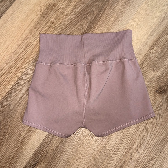 Alo Yoga 3" High-Waist Airlift Shorts in Smoky Quartz Pink Athletic Size Large - Picture 3 of 4
